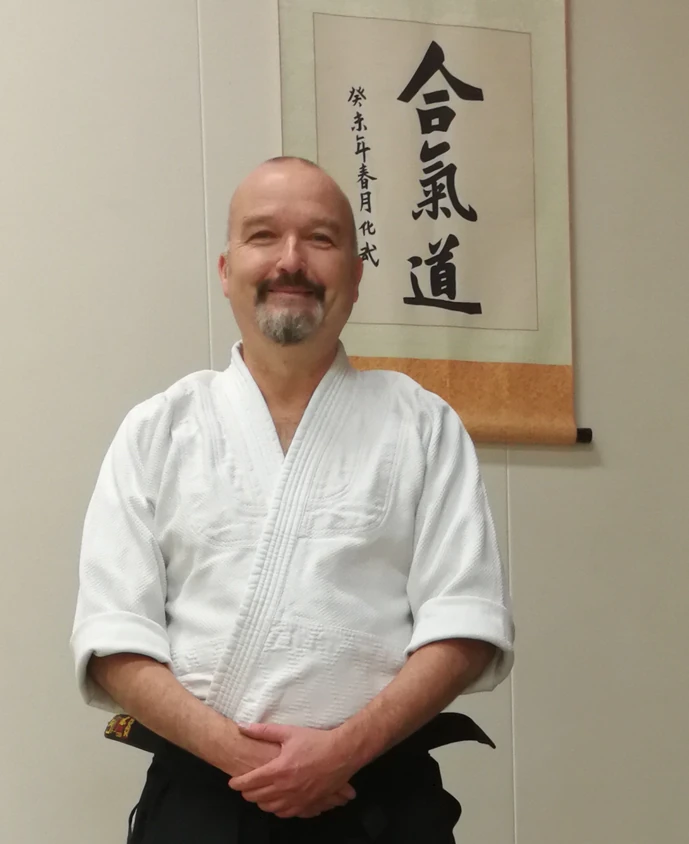 Robert Bintig in Aikido-Kleidung im Dojo.